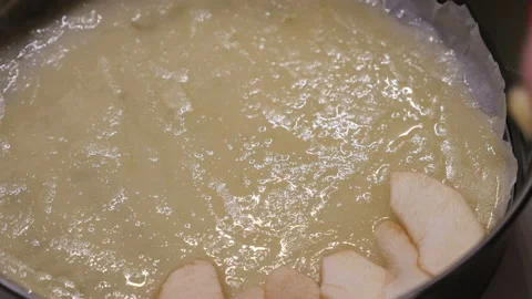 Arrange slice of apple on the pie Stock Footage 133604935