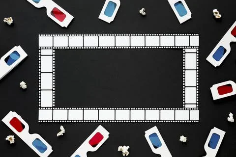 Arrangement cinema elements black background with film frame Foto stock