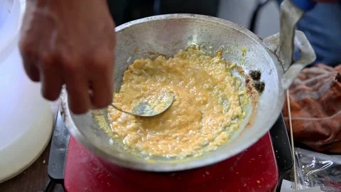 Arranging the egg crust dough in a small frying pan 動画素材 267681288