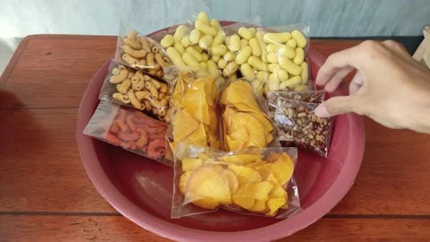 Arranging snack chips on a restaurant dining table Vidéo 196985183