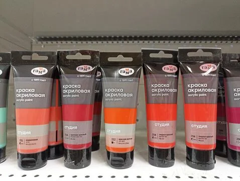 Array of acrylic paint tubes displayed on shelf in art supply store 库存照片