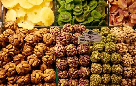 Array of assorted dried fruits and vegetables neatly placed on a display shelf i Foto stock