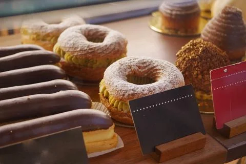 An array of baked goods, including pastries, is showcased in the bakery Foto stock