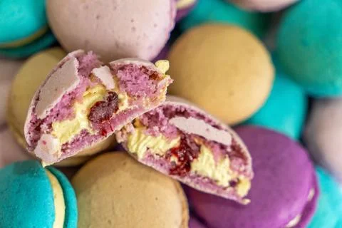 Array of baked macarons with a variety of vibrant colors, including yellow and p Foto stock