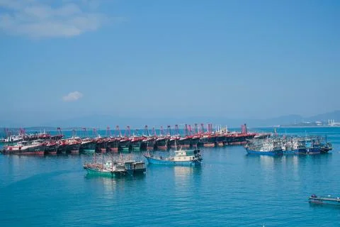 Array of boats docked near each other in the sea with the smaller boats situated Foto stock