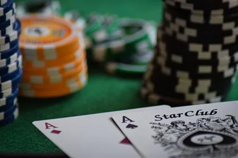 Array of casino chips and cards on a green table Fotos de archivo