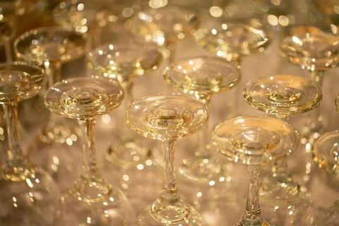 Array of clear wine glasses sits atop a table, arranged in an organized manner Fotos de archivo