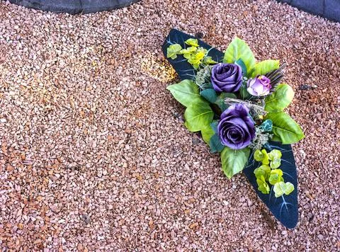 Array of flowers on top of a grave. Stock-Fotos