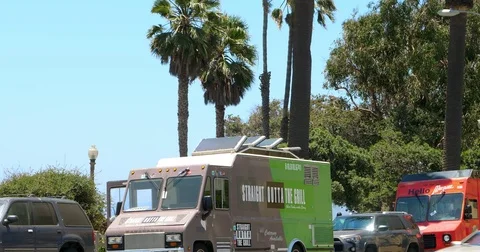 Array of food and juice trucks in Santa Monica, Los Angeles, California, 4K Vídeos de archivo 77611944