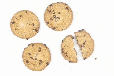Array of freshly baked chocolate chip cookies arranged in a neat row on a table Fotos de archivo