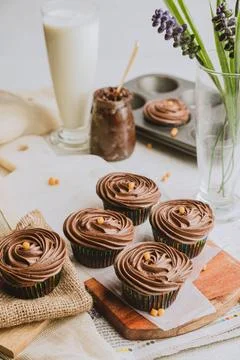 Array of freshly made cupcakes with decadent chocolate frosting. Foto stock
