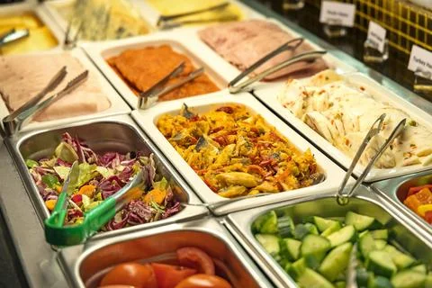 Array of freshly-prepared food displayed on a countertop in a restaurant setting Foto stock