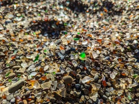 Array of glass pieces scattered on the beach. Foto stock