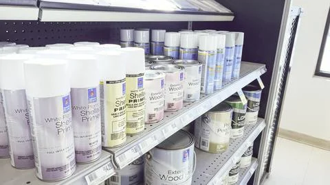 Array of Interior Paint Cans on Store Shelves Foto stock