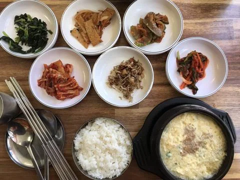 An array of Korean dishes showcasing rich flavors and vibrant colors. From .. 스톡 사진