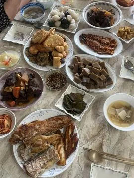 An array of Korean dishes showcasing rich flavors and vibrant colors. From .. 스톡 사진