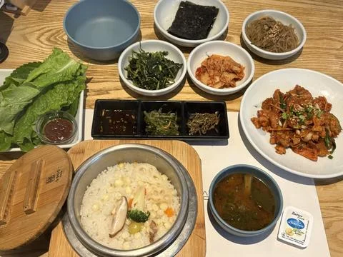 An array of Korean dishes showcasing rich flavors and vibrant colors. From .. 스톡 사진