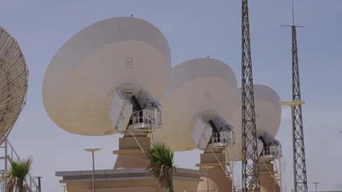 Array of Modern Satellite Dishes at a Ground Station 库存影片 318580249