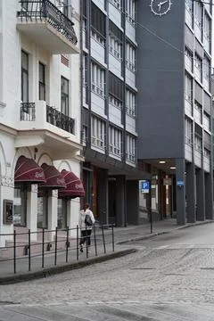 Array of modern skyscrapers line a bustling city street Fotos de archivo
