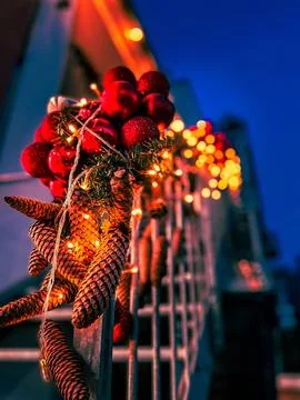 Array of pine cones with red baubles, beautiful Christmas decorations. Foto stock