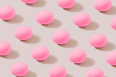 Array of pink Easter eggs organized into neat rows, illuminated by a soft glowin Foto stock