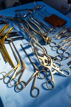 Array of silver and gold neurosurgical retractors on sterile table Fotos de archivo