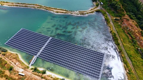 Array of solar modules floating in pond. A high angle shot captures black Vídeo Stock 346007612