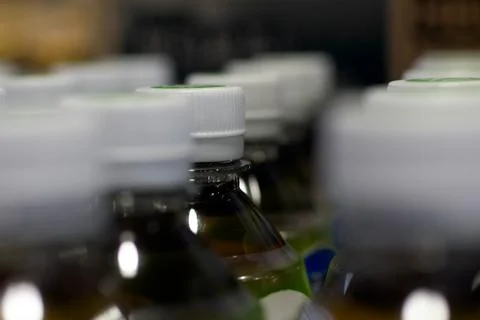 An array of tea plastic bottles with white plastic caps at a grocery store.  Foto stock