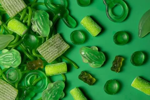Array of translucent green jelly candies placed on a bright background. Foto stock