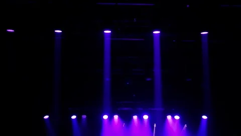 Array of violet and blue concert lights move in sync during slow motion sta.. 库存影片 330307302