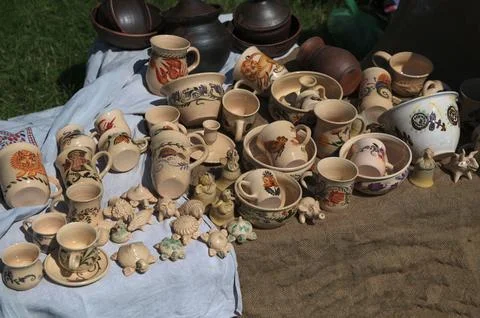 An array of vivid ceramic mugs and bowls on exhibit at a bustling market Fotos de archivo