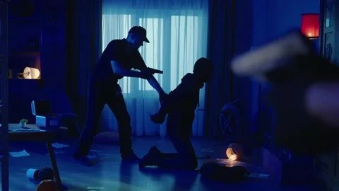 The arrest of a robber in a dark apartment lit with blue red light. Side view of Vídeos de archivo 249526827