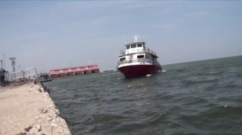 Arrival of the boat from the ocean 動画素材 40734748