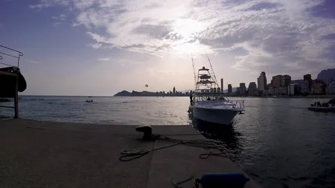 Arrival at the dock of the white ship Vidéo 159415087