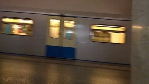 Arrival of an empty train to the metro station Tretyakovskaya 스톡 동영상 100460082