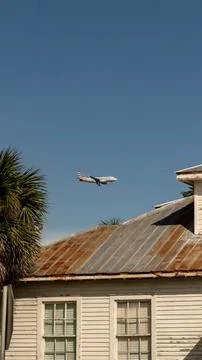 Arrival in Paradise: Low Angle Vertical Shot of a Commercial Jet in Key West Foto stock