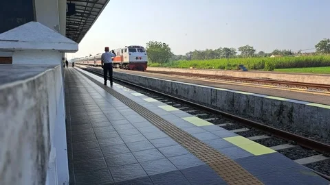 The arrival of the Pasundan train Stockbeeldmateriaal 242559102