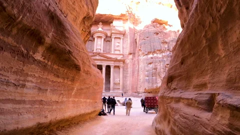 Arrival from the Siq to the Treasury of Petra. Stock Footage 144058148