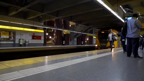 Arrival of a Subway Train of Buenos Aires Metro 스톡 동영상 95846142
