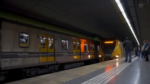 Arrival of a Subway Train of Buenos Aires Metro 스톡 동영상 95847784