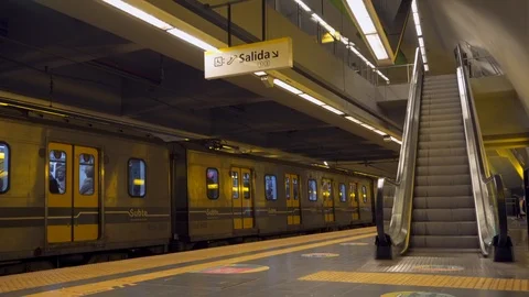 Arrival of a Subway Train of Buenos Aires Metro 스톡 동영상 95909031