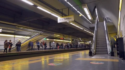 Arrival of a Subway Train of Buenos Aires Metro Stock-Footage 95909128