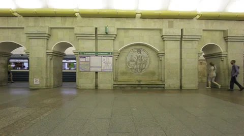Arrival of subway train at station Krestovsky Ostrov Vídeos de archivo 37142925