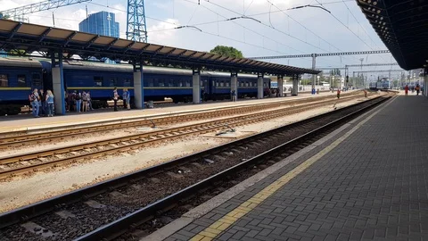 Arrival of the train at the Kiev station Vídeo Stock 95795269