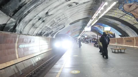 Arrival of the train to the metro station in Kiev Video stock 168879119