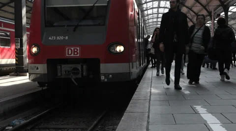 Arriving German S-Bahn Видео 36141221
