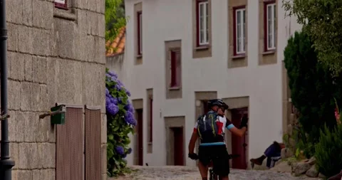 Arriving the town Stockbeeldmateriaal 143263991