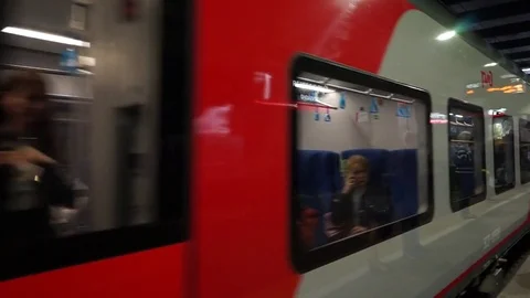 Arriving train to station Vídeo Stock 81877378