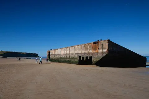 Arromanches beach with rusting floating pontoons, Normandy 库存照片