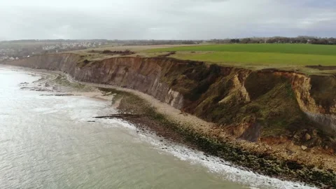 Arromanches les Bains D-Day landing site Cap Manvieux cliffs and Gold Beach.. 库存影片 341883264